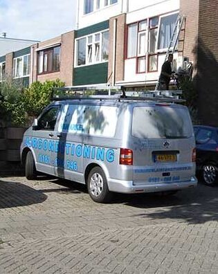 Airco installateur John van Arkel tijdens montage in Spijkenisse