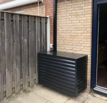 Airco installateur heeft de Cover van Evolar over de airco geplaatst