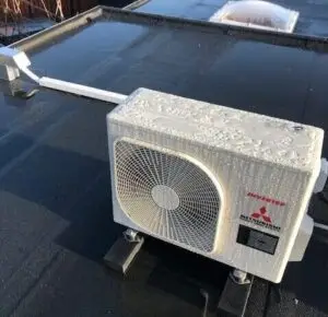 buiten deel op plat dak | dempers en dak afvoer ook zichtbaar.