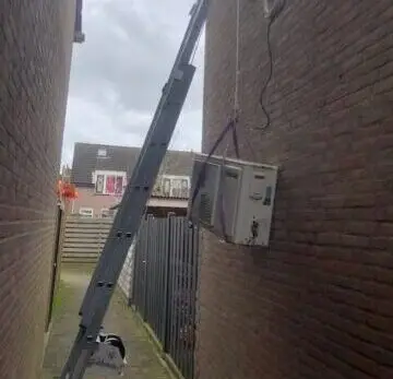 De installateur heeft de airco gedemonteerd | laten zakken | en afgevoerd.