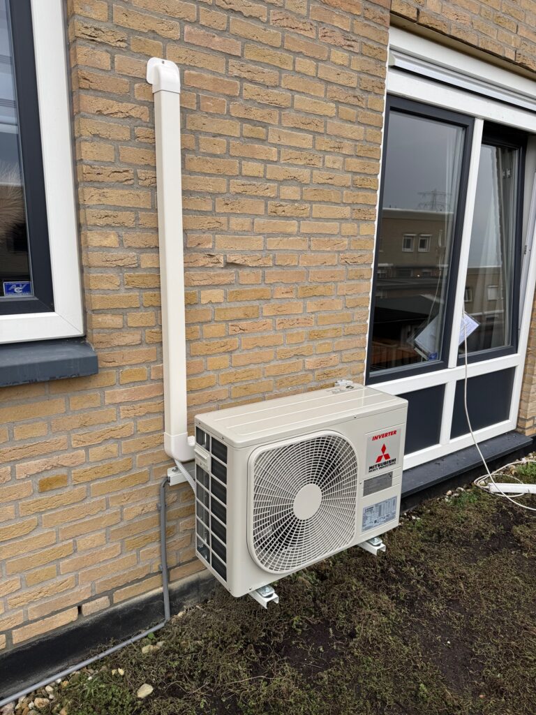 Leiding koker zichtbaar i.v.m. kast binnenzijde.