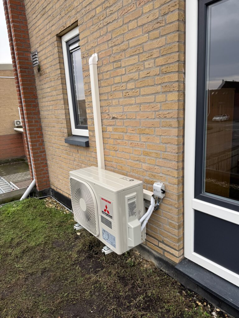 Buitendeel ruim boven uitbouw i.v.m dakwerkzaamheden.