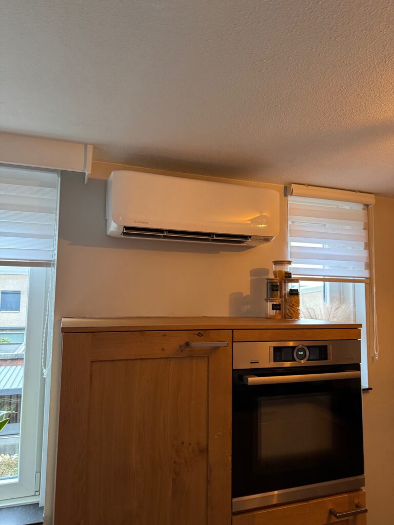 Binnen deel boven de kast, wens opdrachtgever.