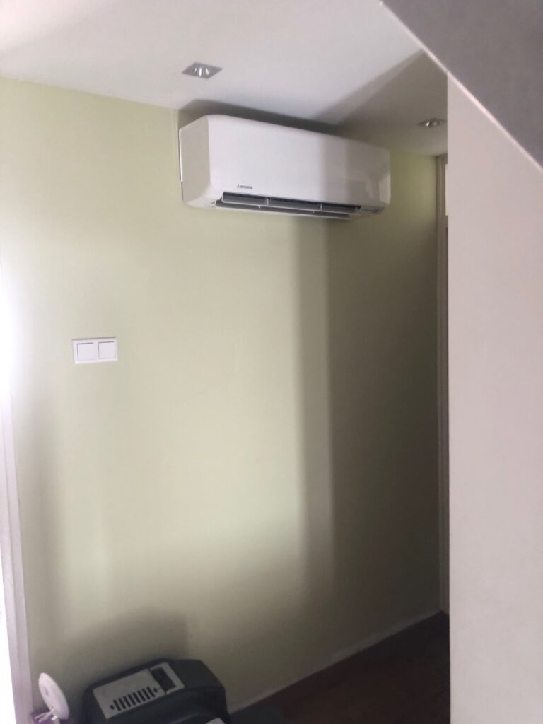 Binnen deel in de hal, blaast naar slaapkamer en trapgat.