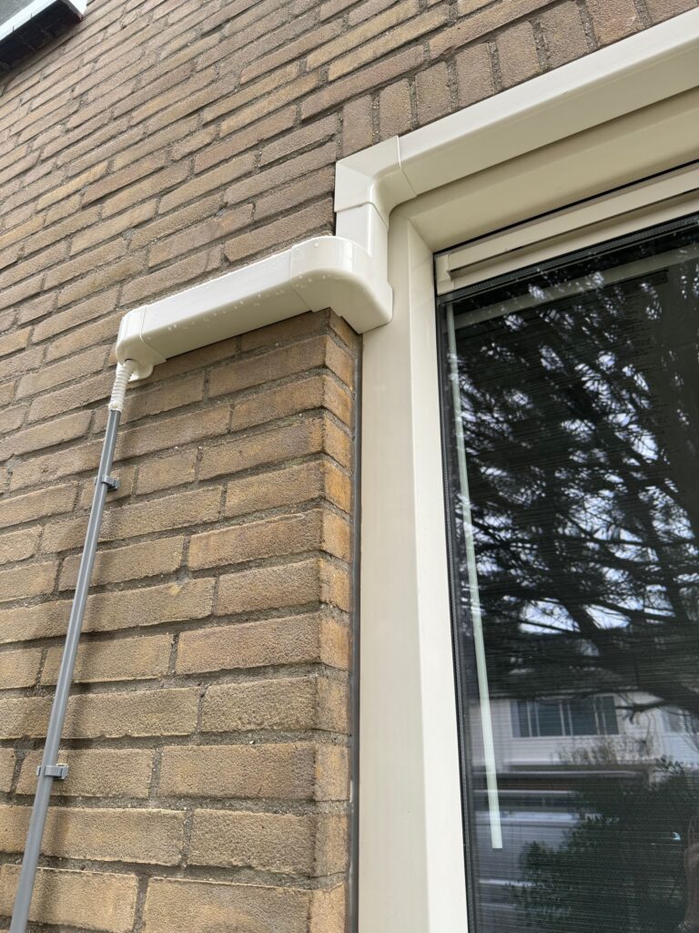 Binnen deel woonkamer, leiding koker naar het raamwerk.