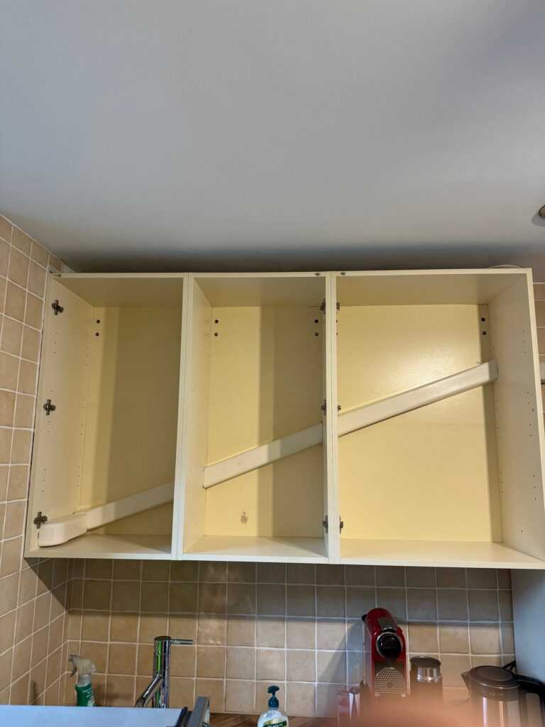 Leidingen door de keukenkastjes.