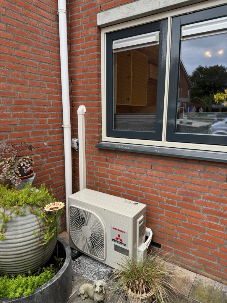 Buitendeel voorzijde keuken.